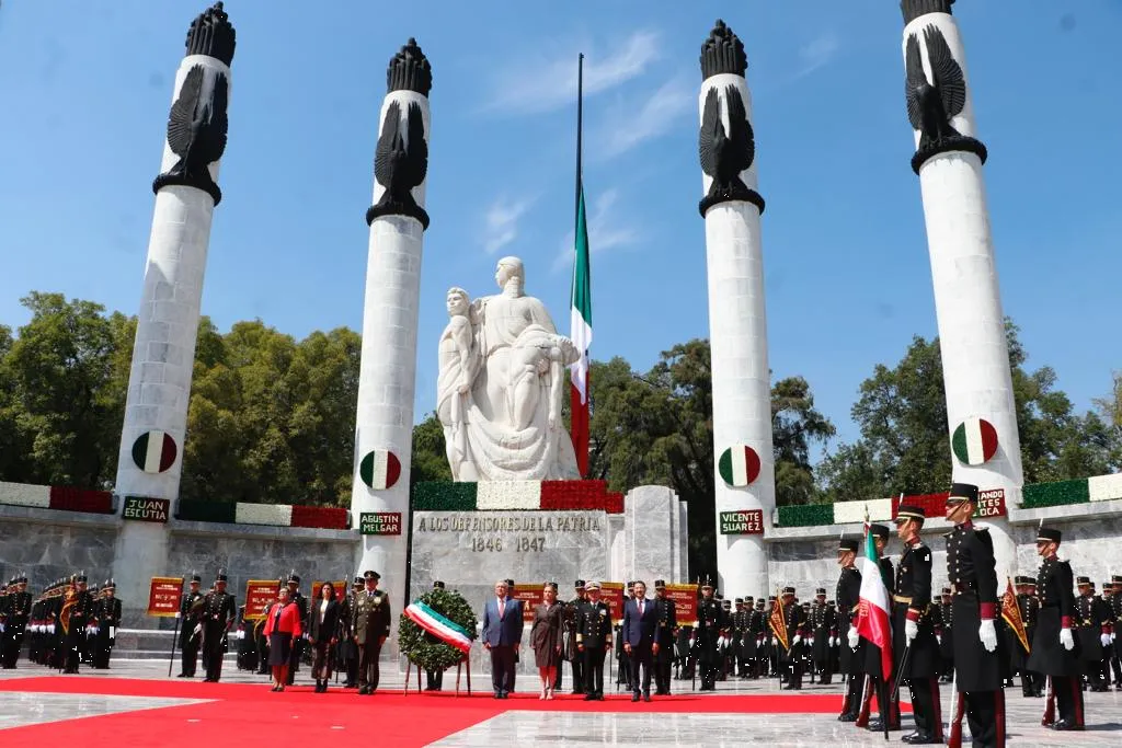 Sin Poderes Judicial y Legislativo, AMLO honra memoria de los Niños Héroes