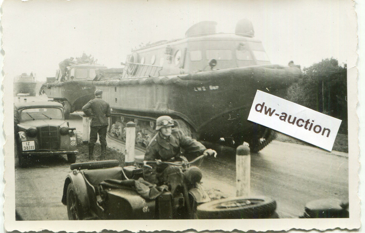 Land-Wasser-Schlepper (LWS) Kettenfahrzeug mit Kennung