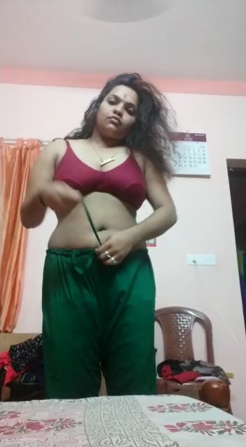 [Image: Perfect-sexy-mallu-girl-showing-boob-and...-12-25.jpg]