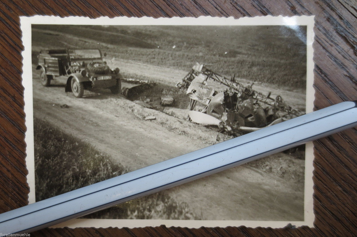 Foto VW Kübel u. Zerstörtes Flugzeug Propeller W