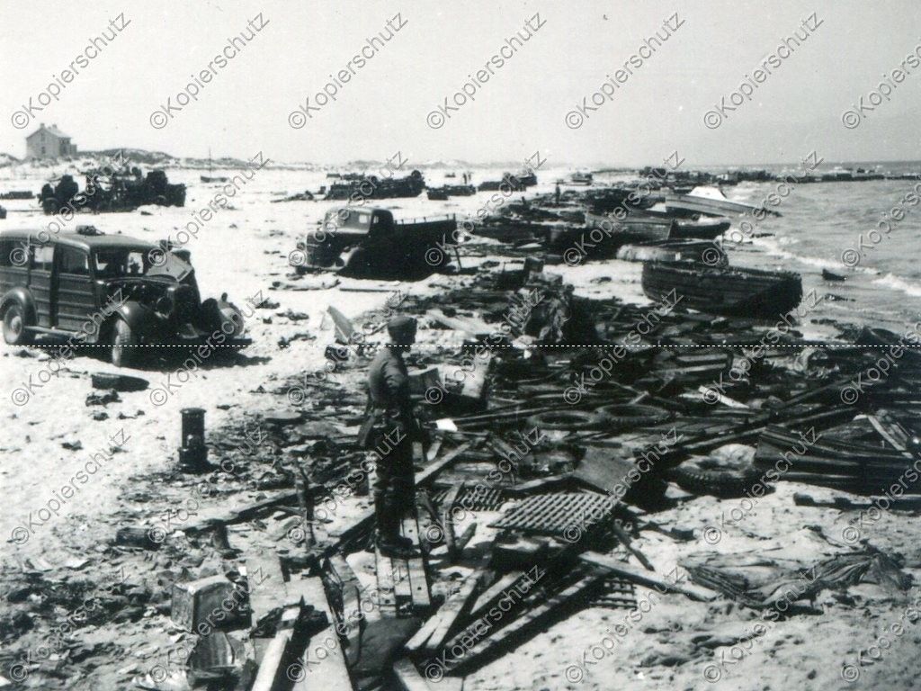 Foto, zerstörte feindliche Fahrzeuge am Strand v