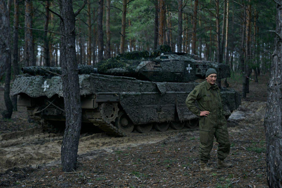 Leopard 2 Ukrainiens - Page 4 Chars-su-dois-Strv-122-en-service-dans-les-forces-arm-es-ukrainiennes-dans-les-for-ts-de-Kremina
