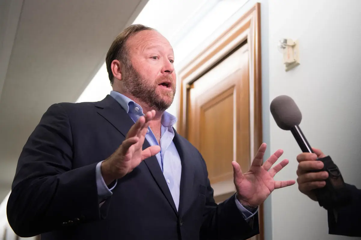 Estados-Unidos-Conspirador-Alex-Jones-condenado-a-pagar-45-millones-de-d-lares-Cuba-Impacto