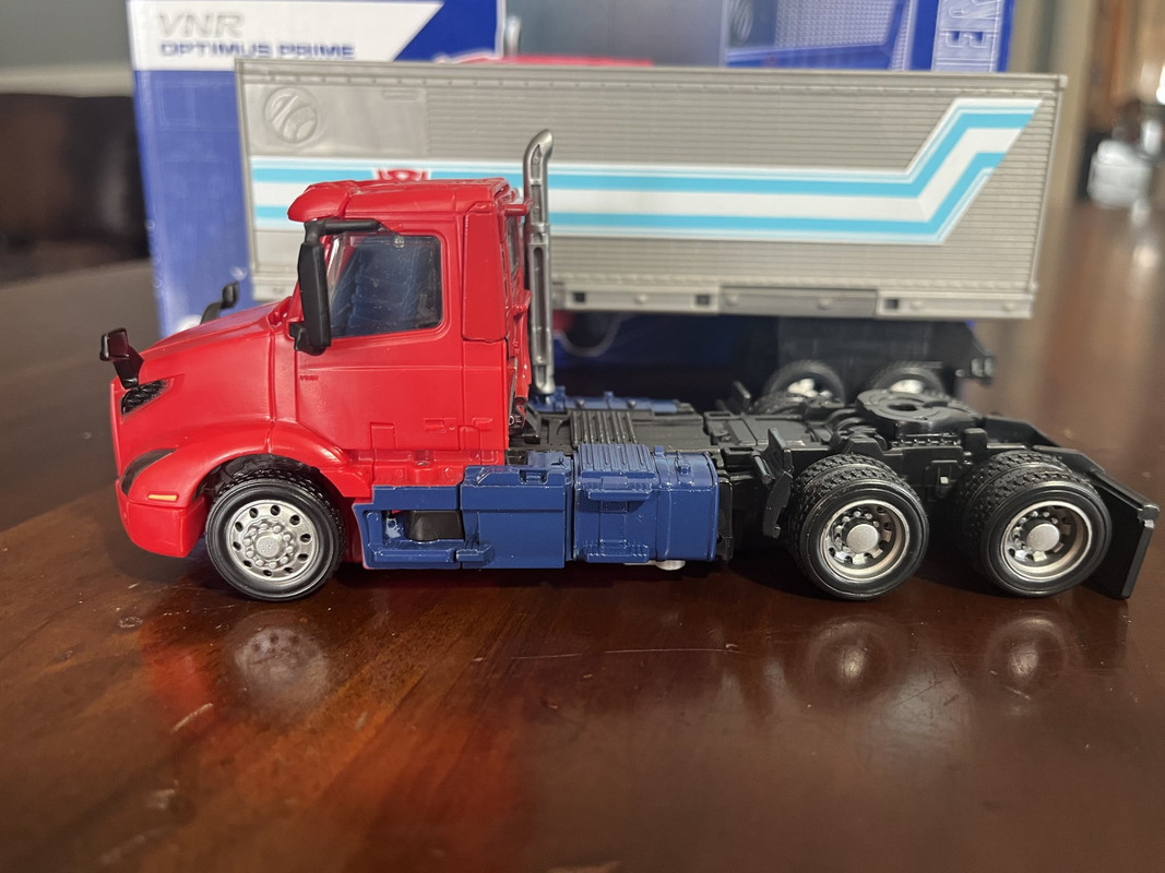 Transformers-Generations-VNR-Optimus-Prime-05