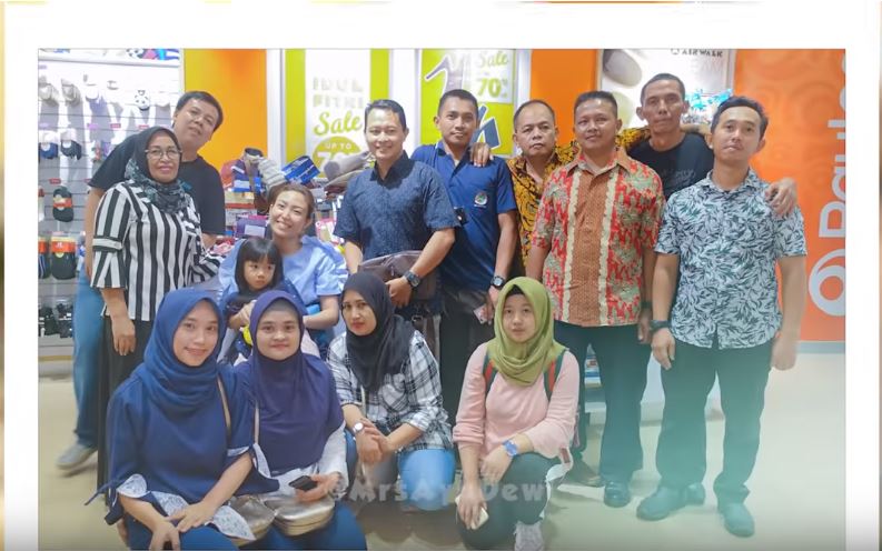 Ayu ajak 12 pegawainya belanja
