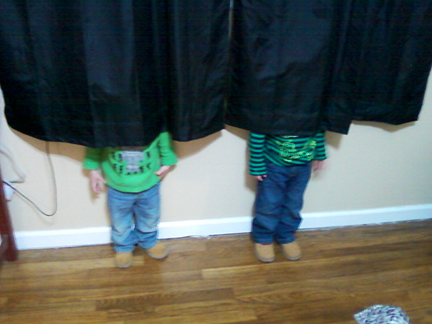 funny-kids-playing-hide-and-seek-43-605