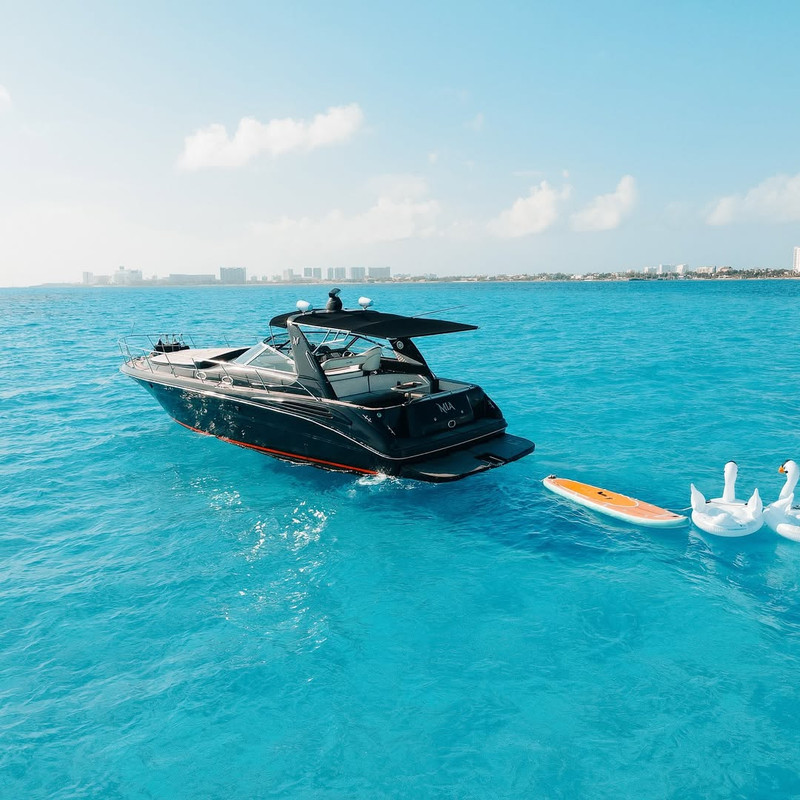 Mia 43 ft yacht rental Cancun - Sound system and entertainment area for yacht parties and celebrations