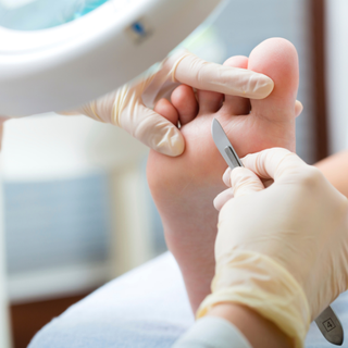 Ambiente de aprendizado do curso de Podologia, com equipamentos modernos