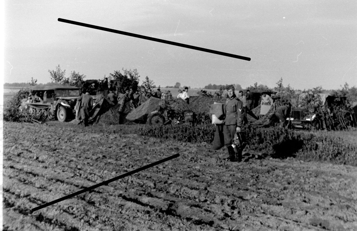 Rußland Panzerartillerie Schwere Sd.Kfz 6..Halbkette Zelte Krad