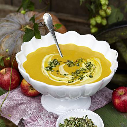 Kürbis-Kartoffel-Suppe mit Mandelpesto Kürbis-Kartoffel-Suppe mit Mandelpesto