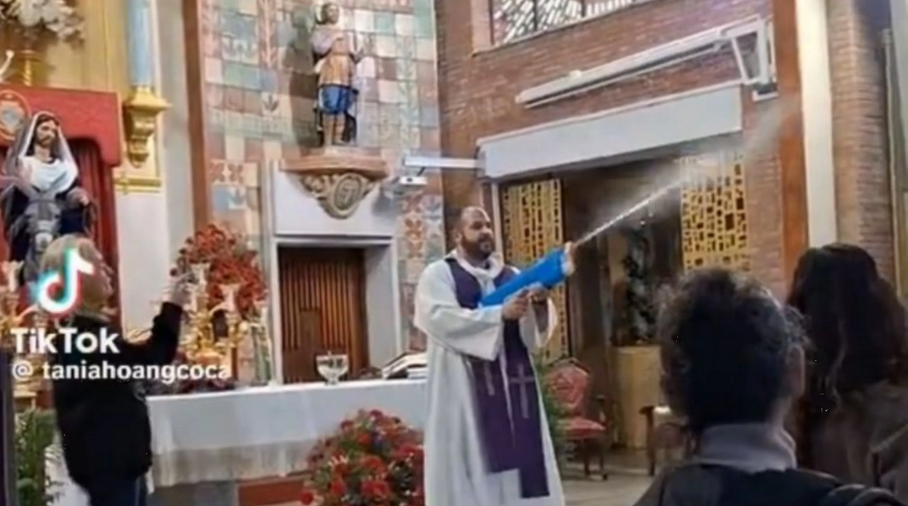 Cura bendice a niños con pistola de agua: genera controversia en redes sociales