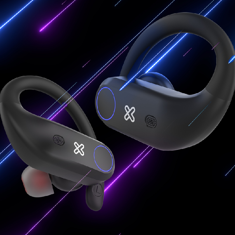 Detalle de los audífonos Xtremebuds mostrando sus ganchos flexibles para un ajuste seguro.