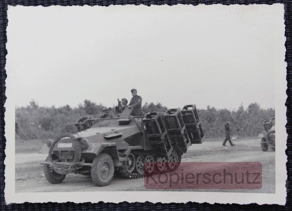 Original Foto Stuka zu Fuß SdKfZ 251 mit Wurfrahmen 40 - Nebelwe