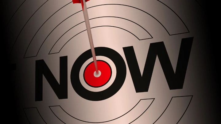 ภาพประกอบหัวข้อความหมายของกลยุทธ์ Now-or-Never ที่แสดงถึงการสร้างแรงจูงใจในการซื้อ