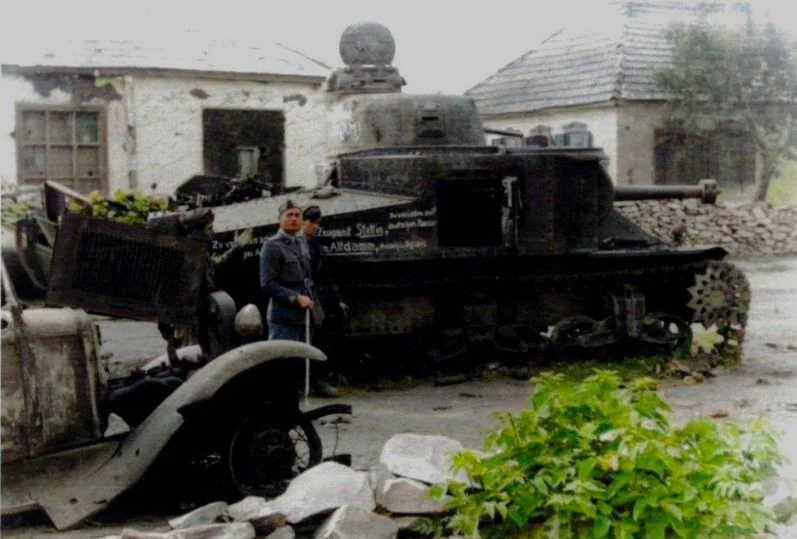 Char M3 lee   Pret-Bail (2012) Des-soldats-italiens-inspectent-un-char-sovi-tique-M3-Lee-d-truit-1942-0