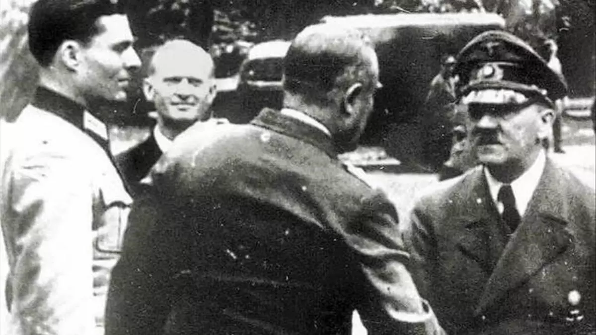 Stauffenberg, izquierda, el 15 de julio de 1944, cuando llevaba encima una bomba que al final decidió no detonar, junto al mariscal Keitel, que está saludando a Hitler