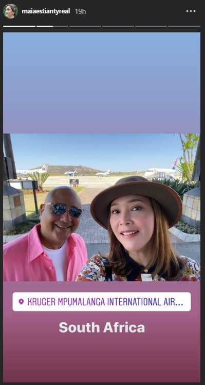 Maia Estianty dan Irwan Mussry berpose di Bandara Internasional Kruger Mpumalanga