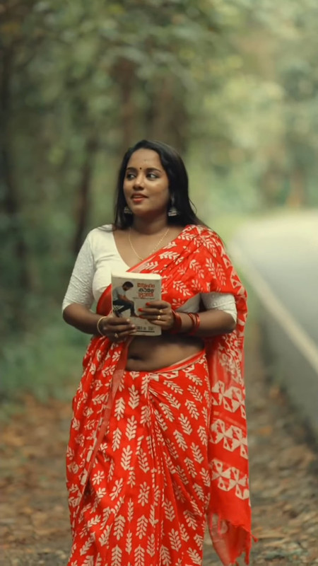 Dusky Malayali Chbby Girl Big Round Deep navel in Orange Saree.mp4_snapshot_00.09.180