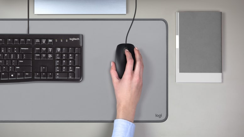 Vista del combo Logitech MK120, mostrando la resistencia a salpicaduras del teclado.