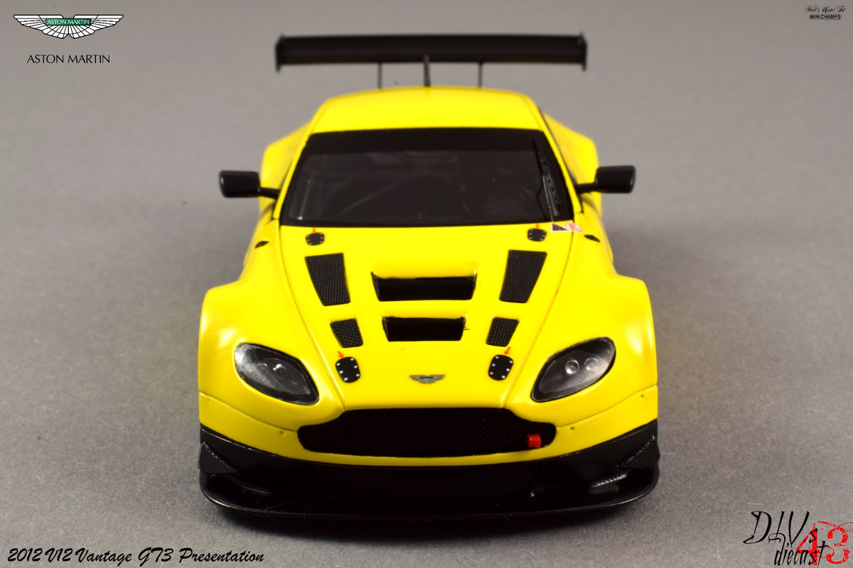 Aston Martin_V12_Vantage_Presentation_Minichamps (8)