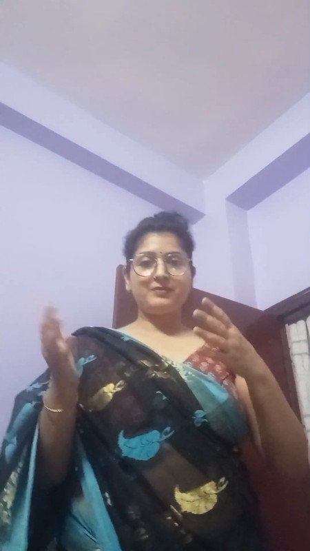 Busty Bengali Lady Sexy Navel And Cleavage In Black Saree 