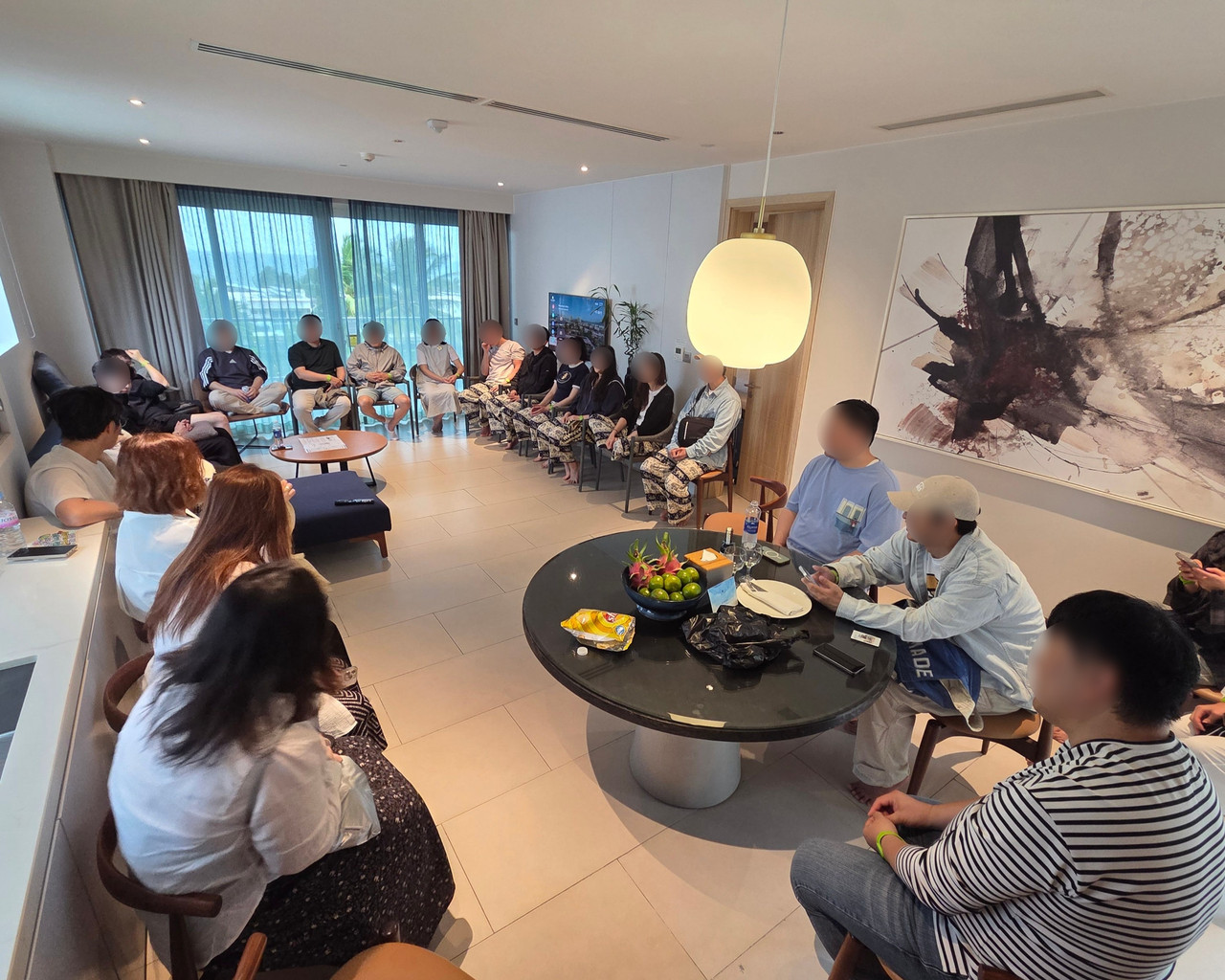 리조트에서 진행된 전사 회의 및 워크샵 소감 공유 장면