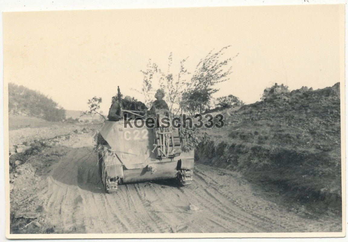 Foto 7. Panzer Div. Schützenpanzer mit MG 42 Bewaffnung beim Vormarsch im Osten