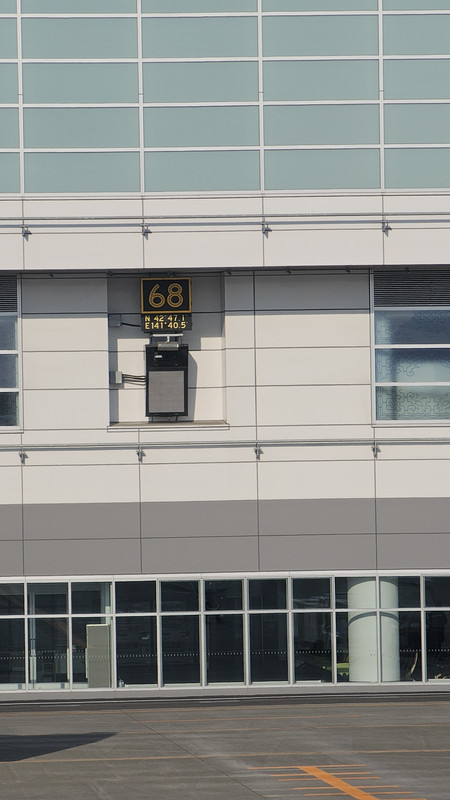 剛剛的登機門，還有標示經緯度