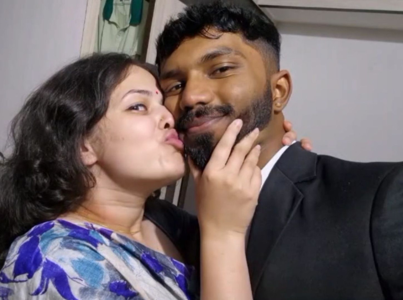 Hot desi bhabhi cheating giving blowjob nude video