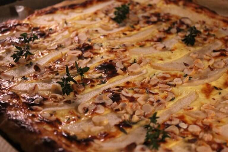Birnen-Haselnuss-Tarte mit Bergkäse und Thymian Birnen-Haselnuss-Tarte mit Bergkäse und Thymian