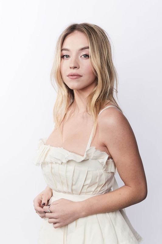 https://i.postimg.cc/8CLHxph7/740full-sydney-sweeney-15.jpg