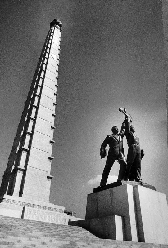 3 памятник_идеям_Чучхе