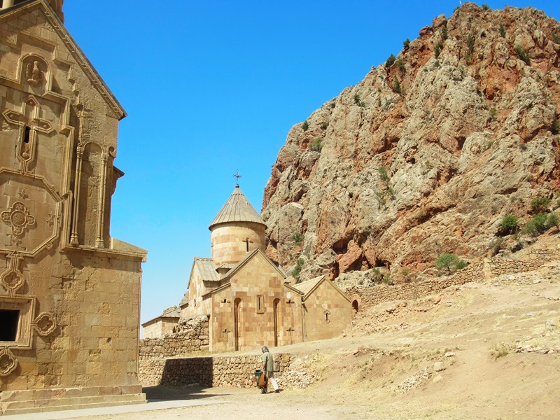 Армения - страна храмов, гор, камней и...