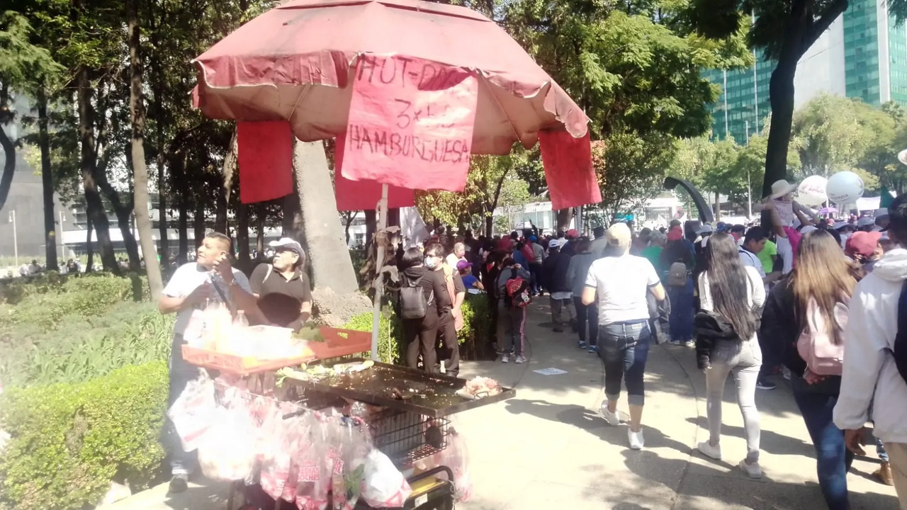 Avanzan contingentes por Reforma en apoyo a AMLO