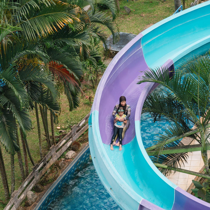 Wahana Raft Slide di Sangkan Resort Aqua Park, tempat wisata di Kuningan yang lagi hits.
