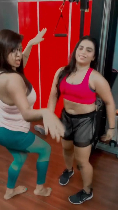 Sexy Desi Girl Big Deep navel in workout dress.divx_snapshot_01.26.060