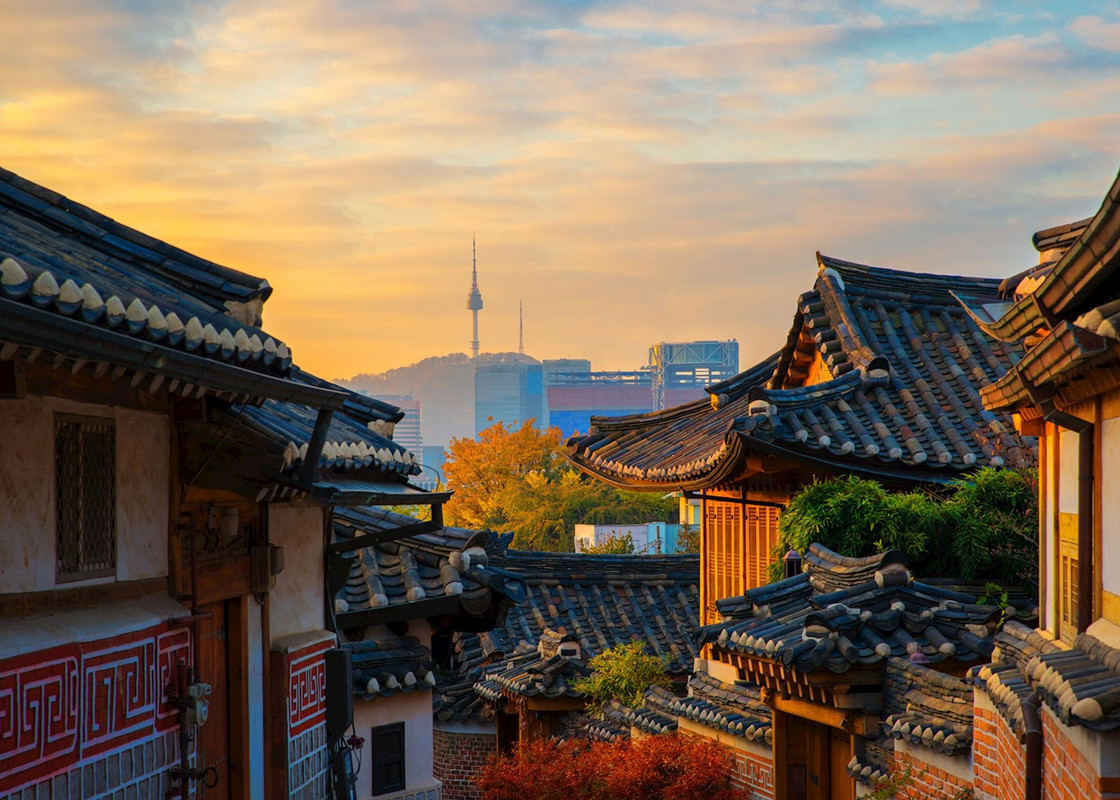 15974366-sunrise-over-traditional-shop-houses-in-seoul