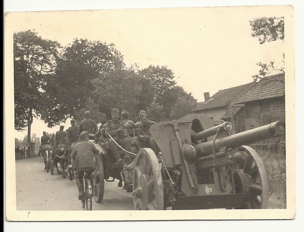 Orig.Foto Kanoniere Wehrmacht Pferdebespanntes Geschütz Vormarsch WW2