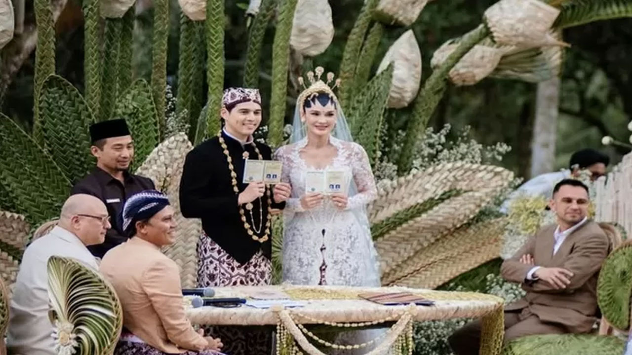 Maxime Bouttier Resmi Menikahi Luna Maya Dengan Maskawin 7,5 Gram Emas Maxime Bouttier Resmi Menikahi Luna Maya Dengan Maskawin 7,5 Gram Emas