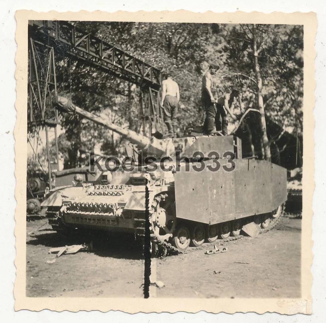Foto Panzer IV mit Seitenschürzen vor Strabokran einer Feldwerkstatt in Russland