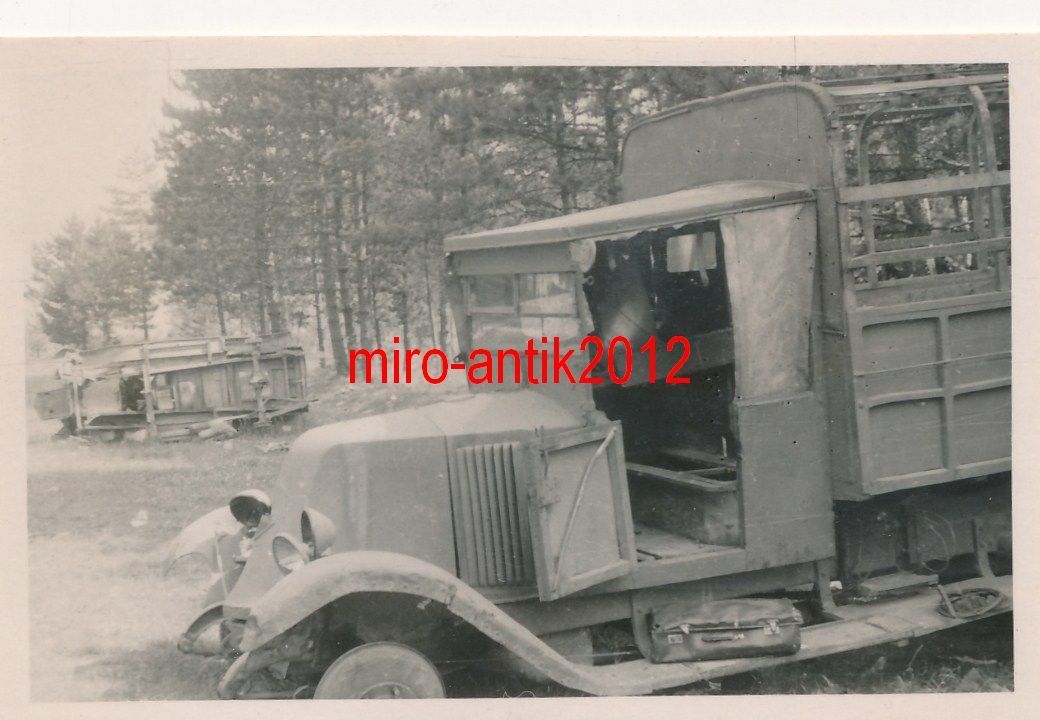 Foto, H. Wehrfritz in Frankreich, zerstörte Lkw,