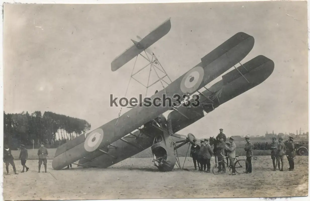 Foto Soldaten an einem abgestürzten englischen Doppeldecker Flugzeug im Westen