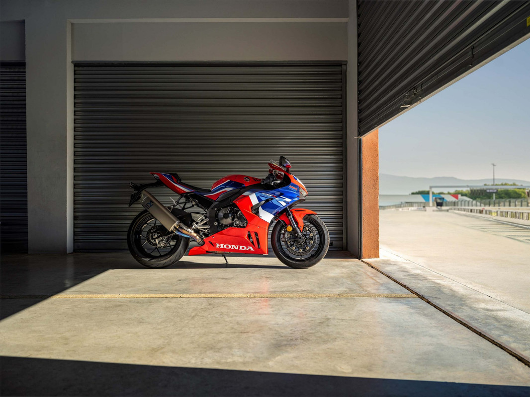 Спортбайк Honda CBR1000RR-R Fireblade 2022