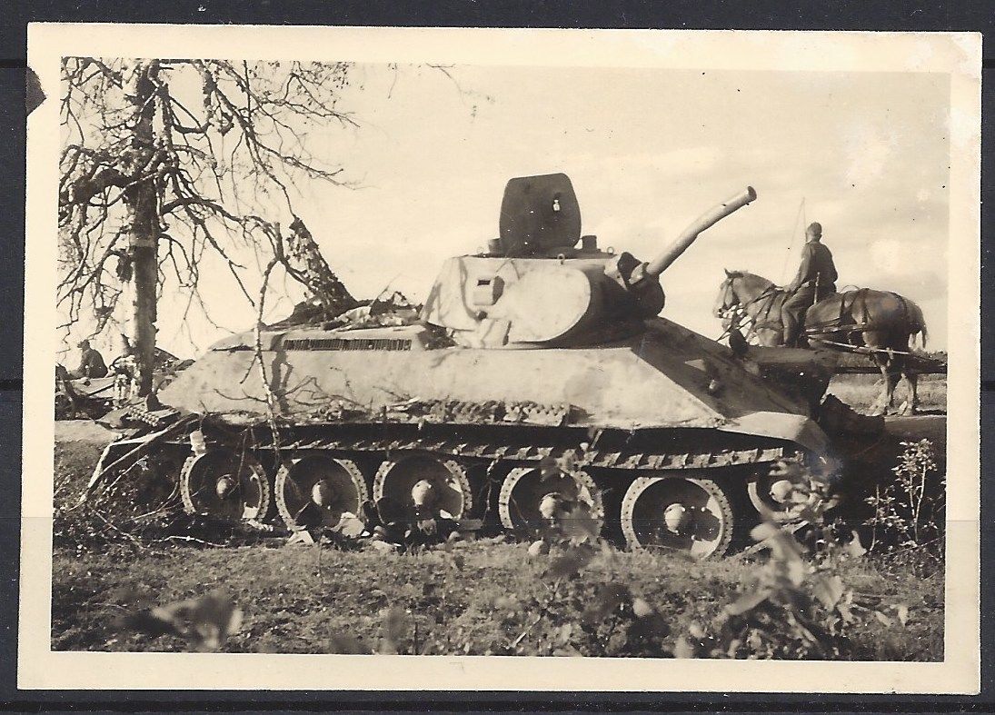 Echtes Foto 2. WK zerstörter Panzer T34, Russischer Panzer