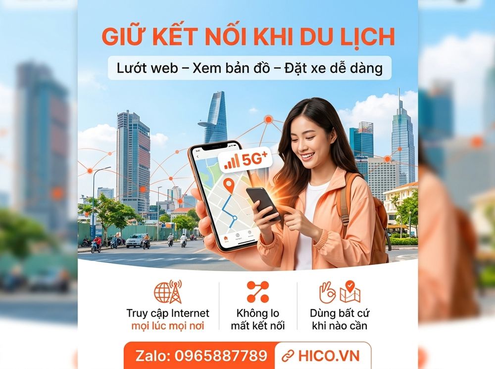 Du khách nước ngoài lướt điện thoại chụp ảnh khi du lịch Việt Nam bằng sim data