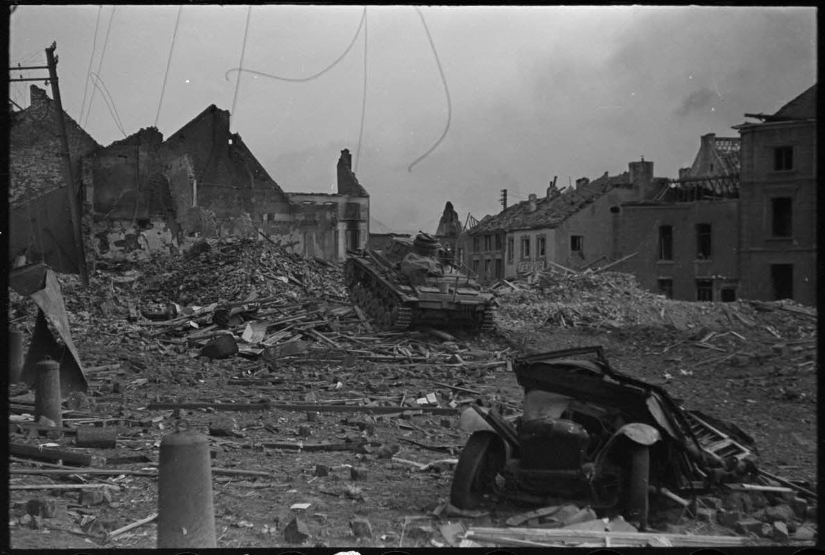 A Perwez en Brabant (Belgique), à l'issue de la bataille de France, un blindé Panzer-III de la 4e di