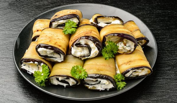 Рулетики из баклажанов с сыром и орехами Рулетики из баклажанов с сыром и орехами