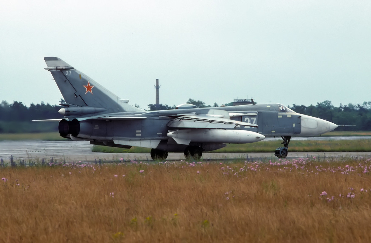 11 ORAP Su-24MR 28 White_0615313 15.06.93