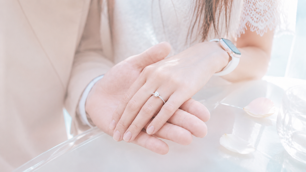 ダイヤモンドの婚約指輪が柔らかな光の中に置かれた写真