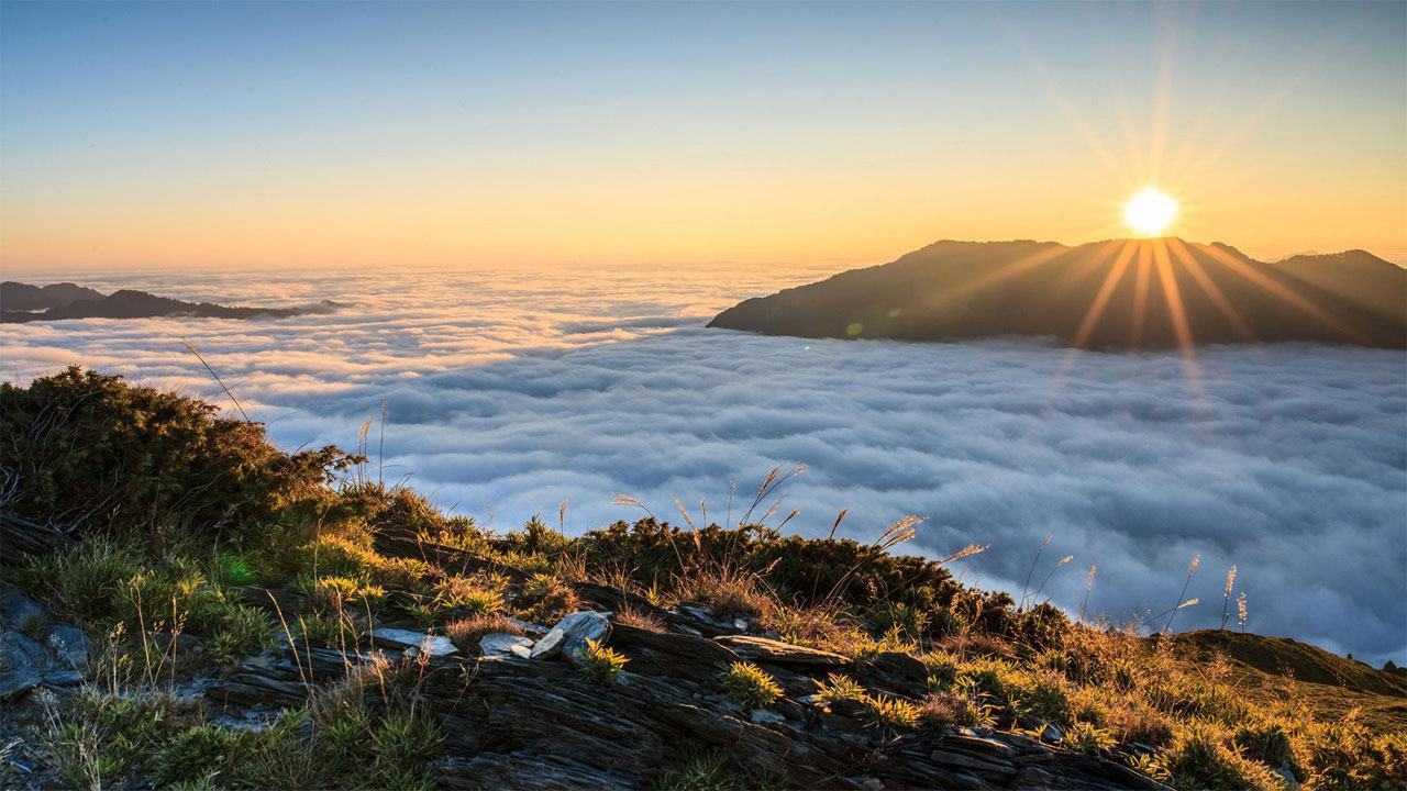 Menaklukkan Puncak B29: Surga di Atas Awan Dengan Panorama Spektakuler